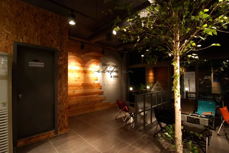 실내에 자작나무가 자라는 캠핑 컨셉 바